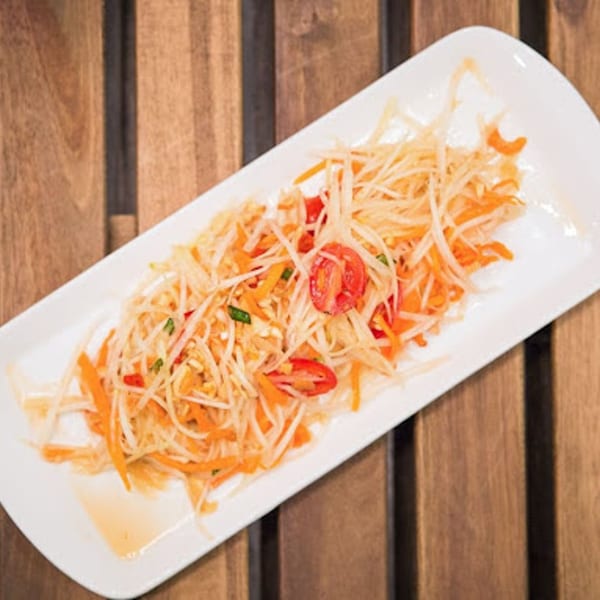 Kao Sarn Thai Street Food's Som Tum, a vibrant papaya salad with tomatoes and carrots.